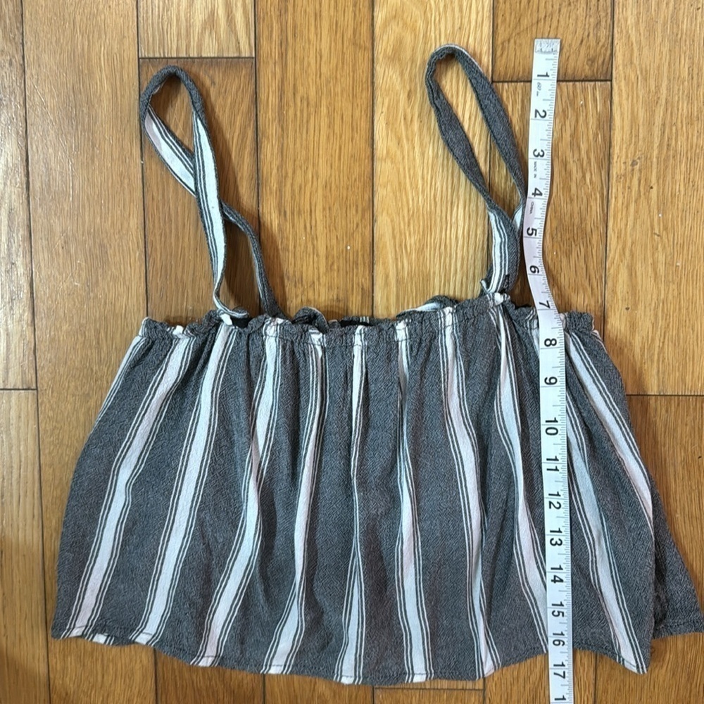 Hollister Grey and White Multi Ultra Crop Top.  Sz M - Picture 5 of 8